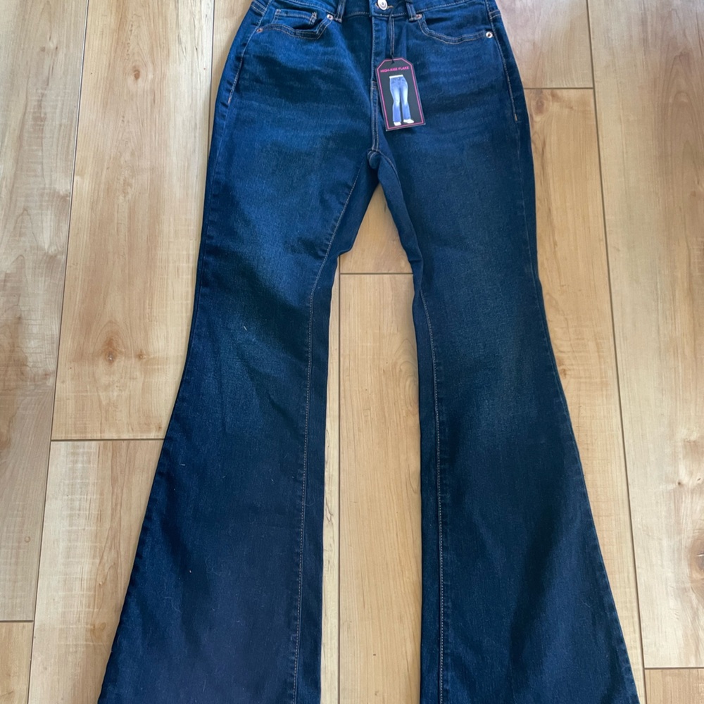 No Boundaries High Rise Flare Jeans
Size 5